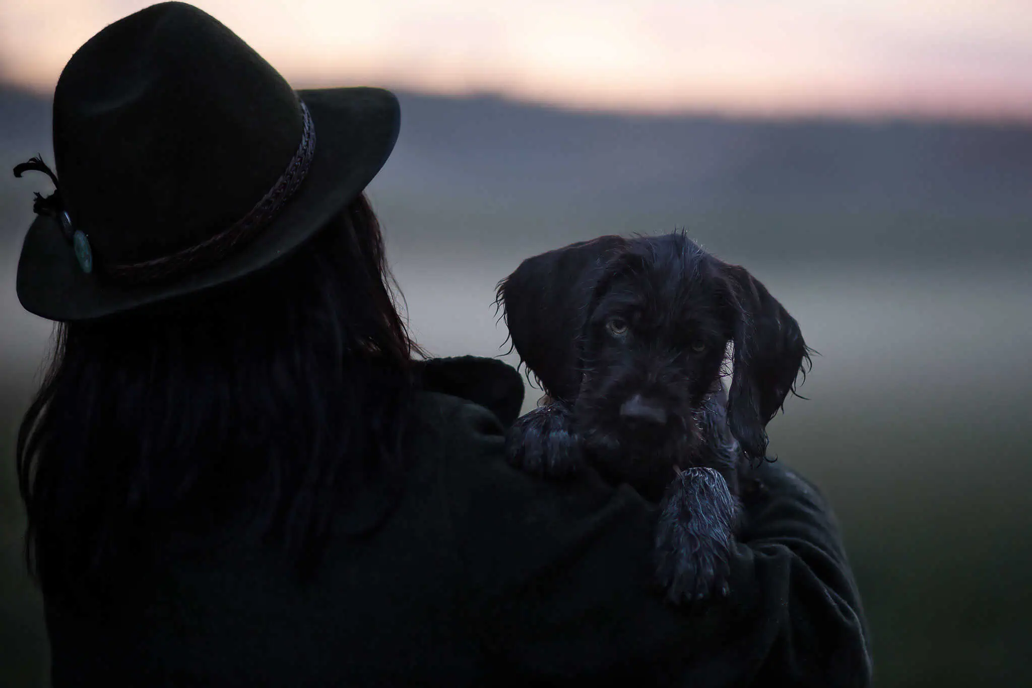 Zwang in der Jagdhundeausbildung – geht es auch anders? Josi hält einen Drahthaar-Welpen ruhig im Arm