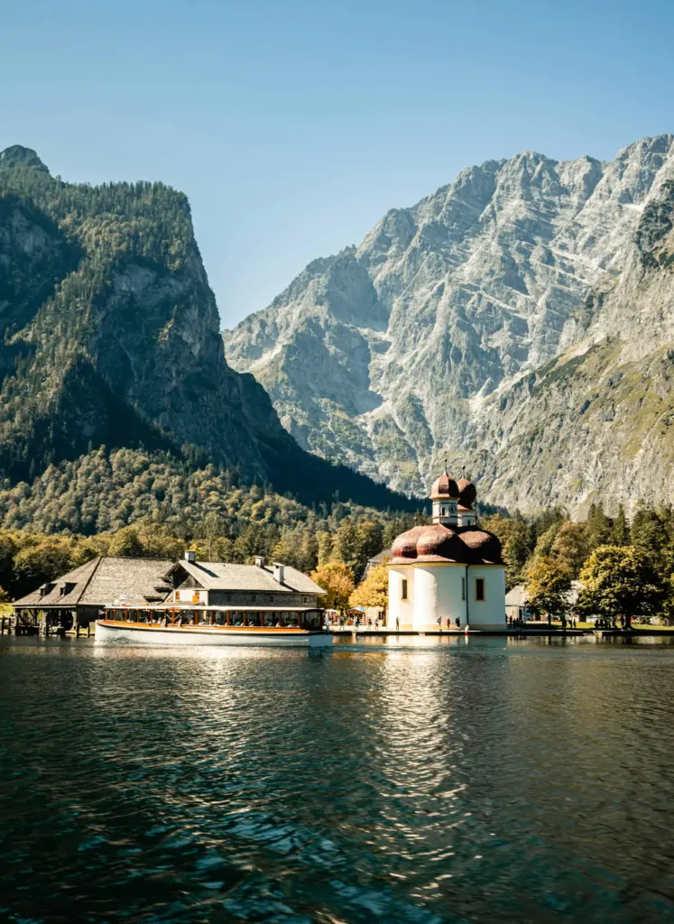 Bergsee mit Kapelle in Oberbayern – Kulisse für den Trainingsurlaub mit Hund